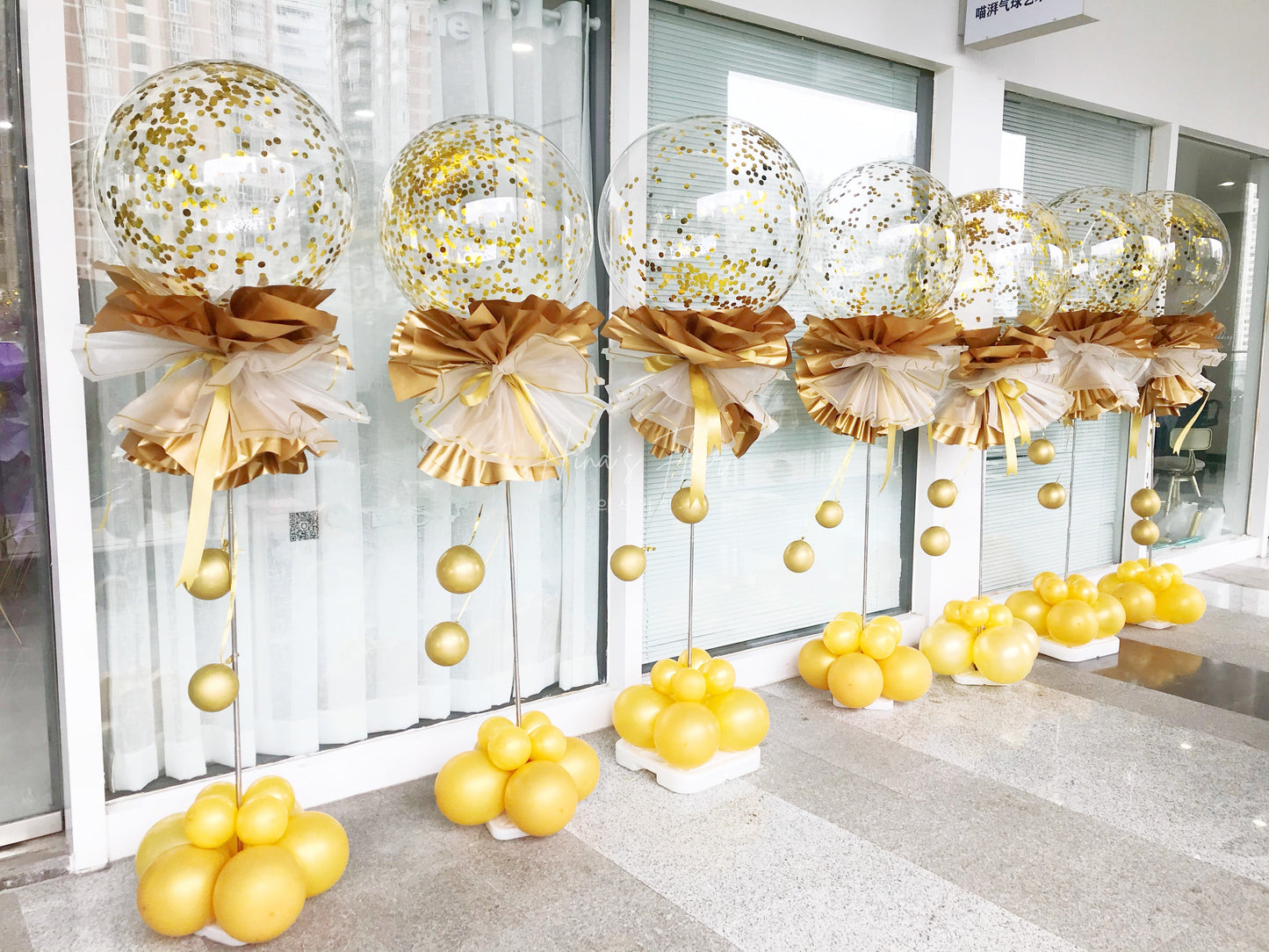 Gold sequins Grand Guiding pillar