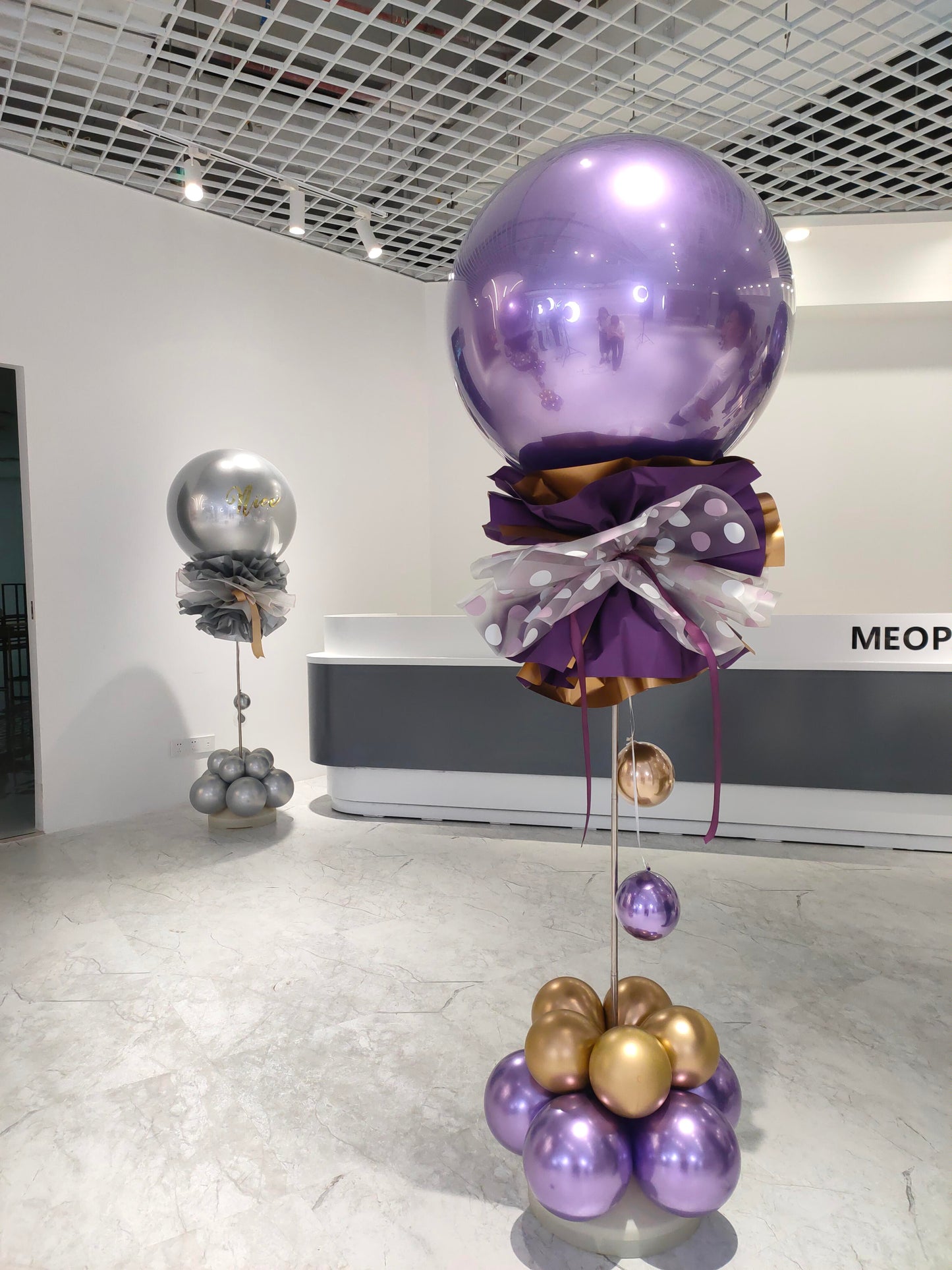 Marble or Metallic colour Grand Guiding Pillar